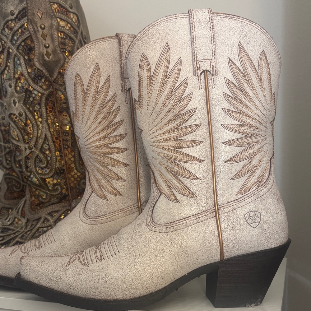 Ariat Cream Western Boots with Wing Embroidery